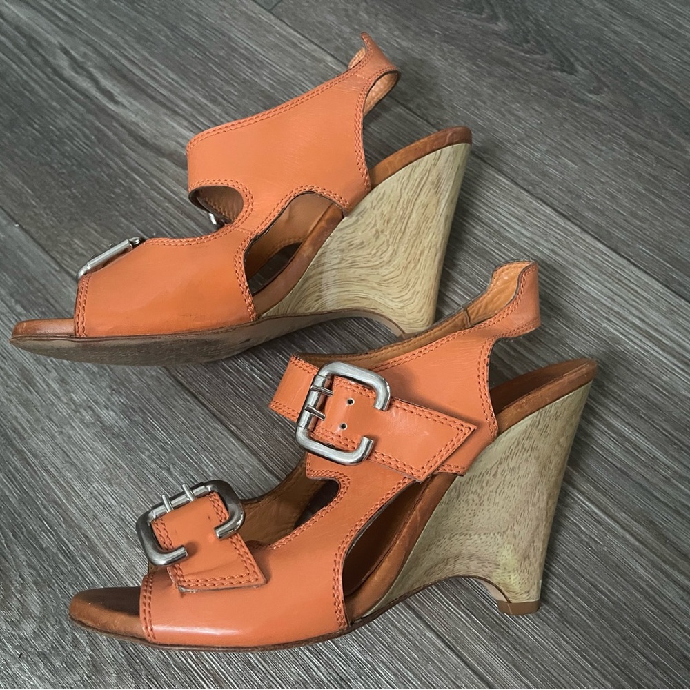 Latitude Femme orange genuine leather buckle platform sandals. - Picture 6 of 11